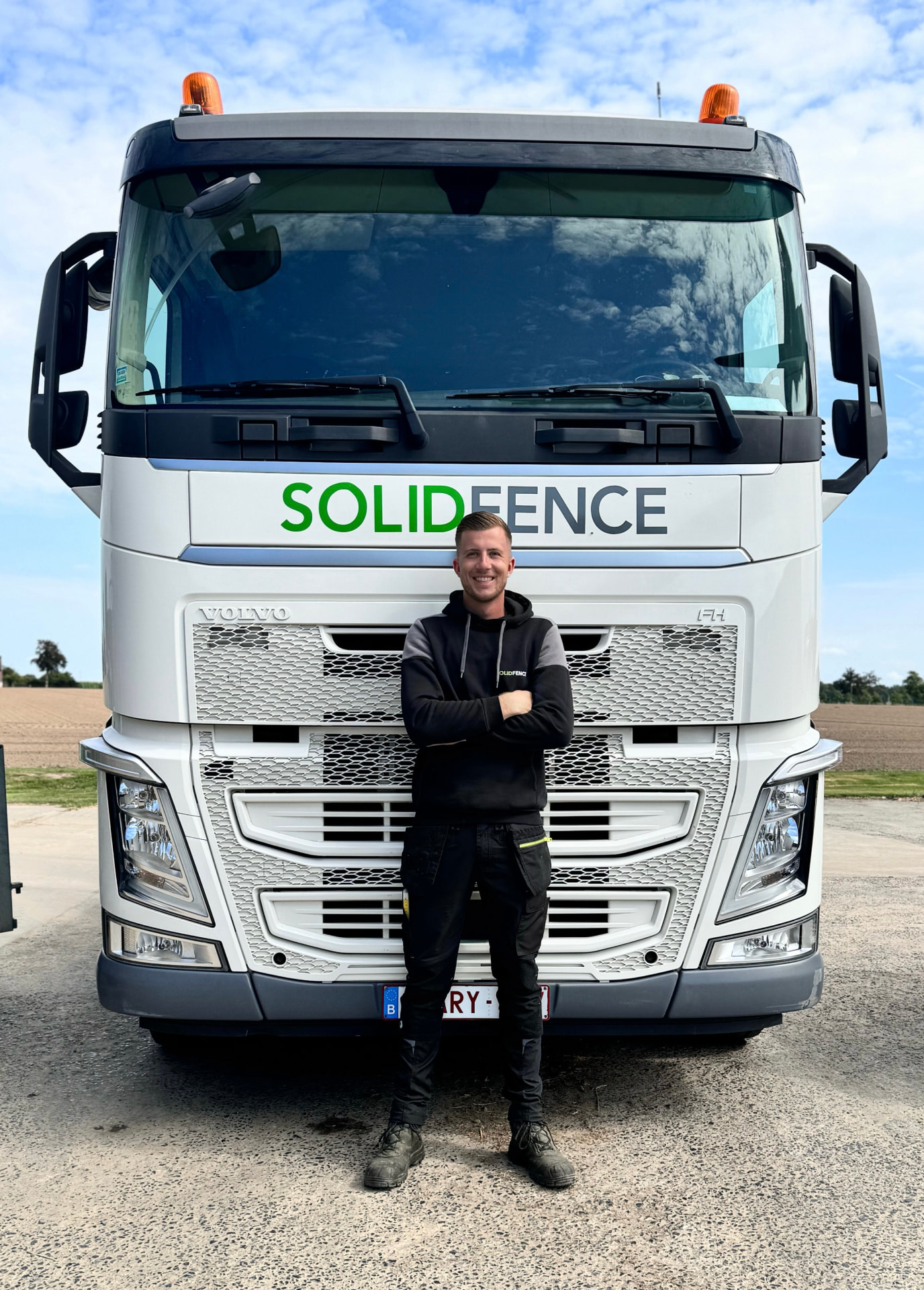 Thibaut Dupont, zaakvoerder van SolidFence, voor de SolidFence-vrachtwagen