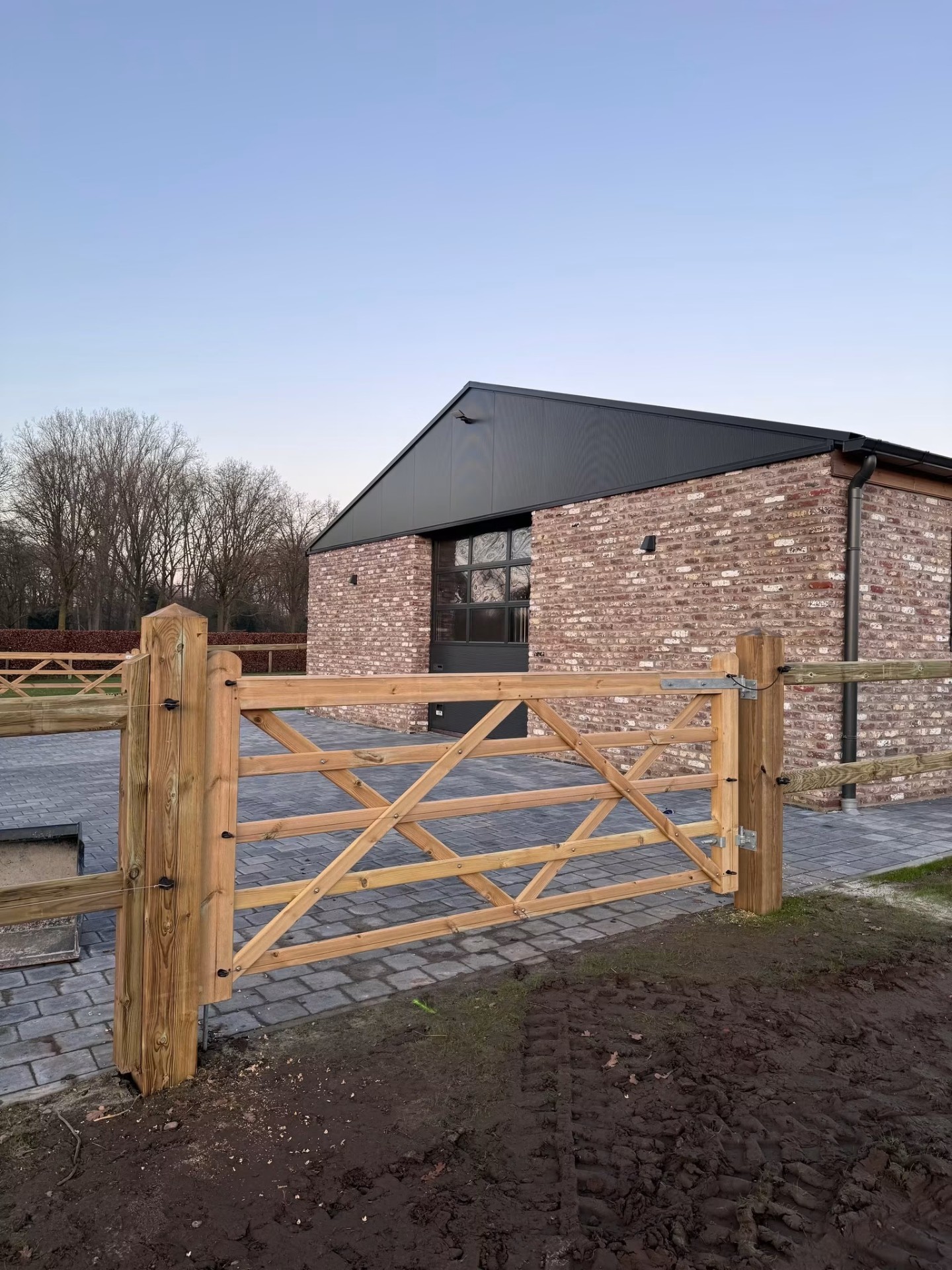 Poort met Enjoy omheining