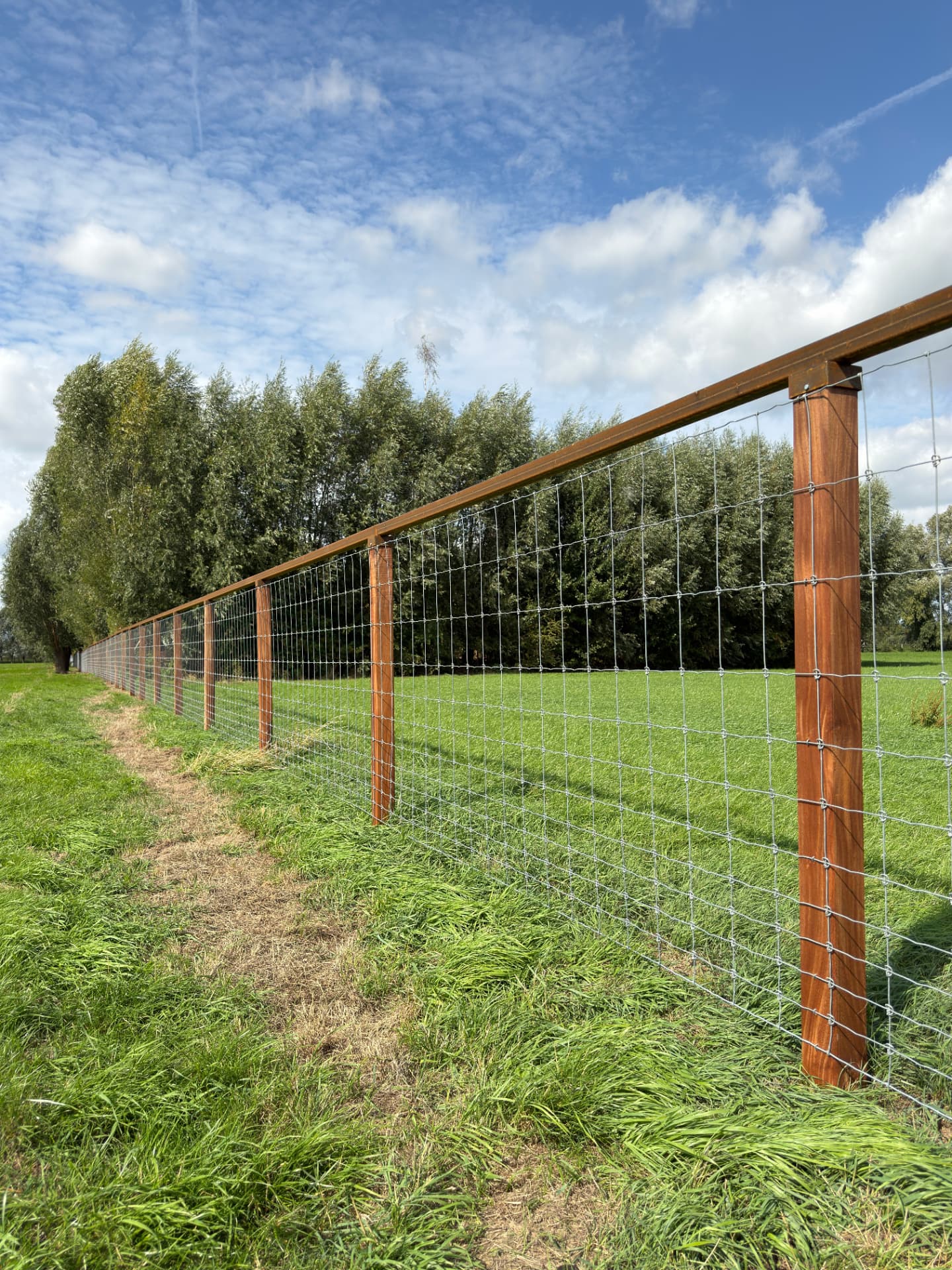 Ursus Heavy draadomheining met vierkante palen en een bovenliggende draad langs een grasveld