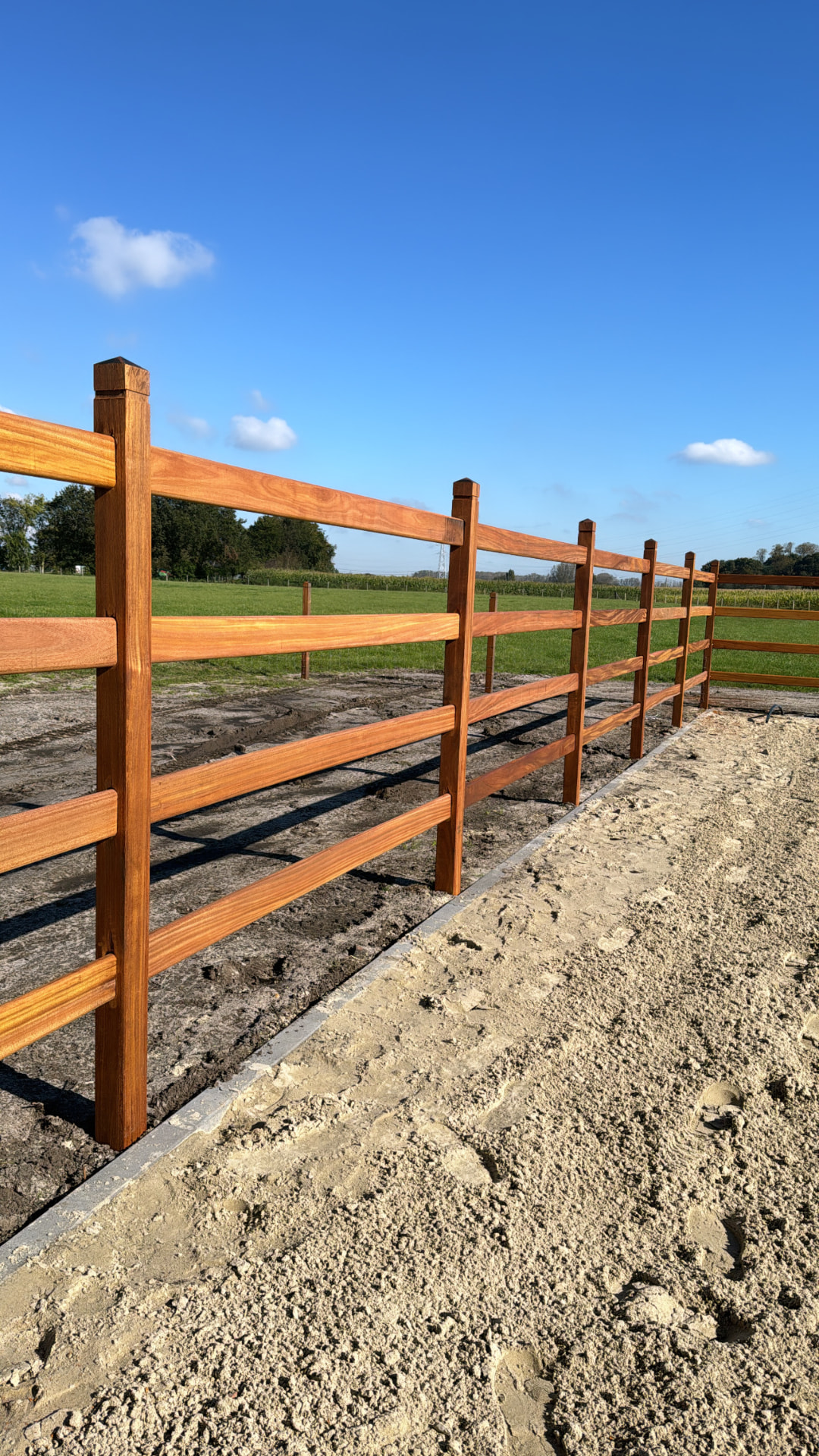 Finish-omheining met vier liggers langs een rijpiste