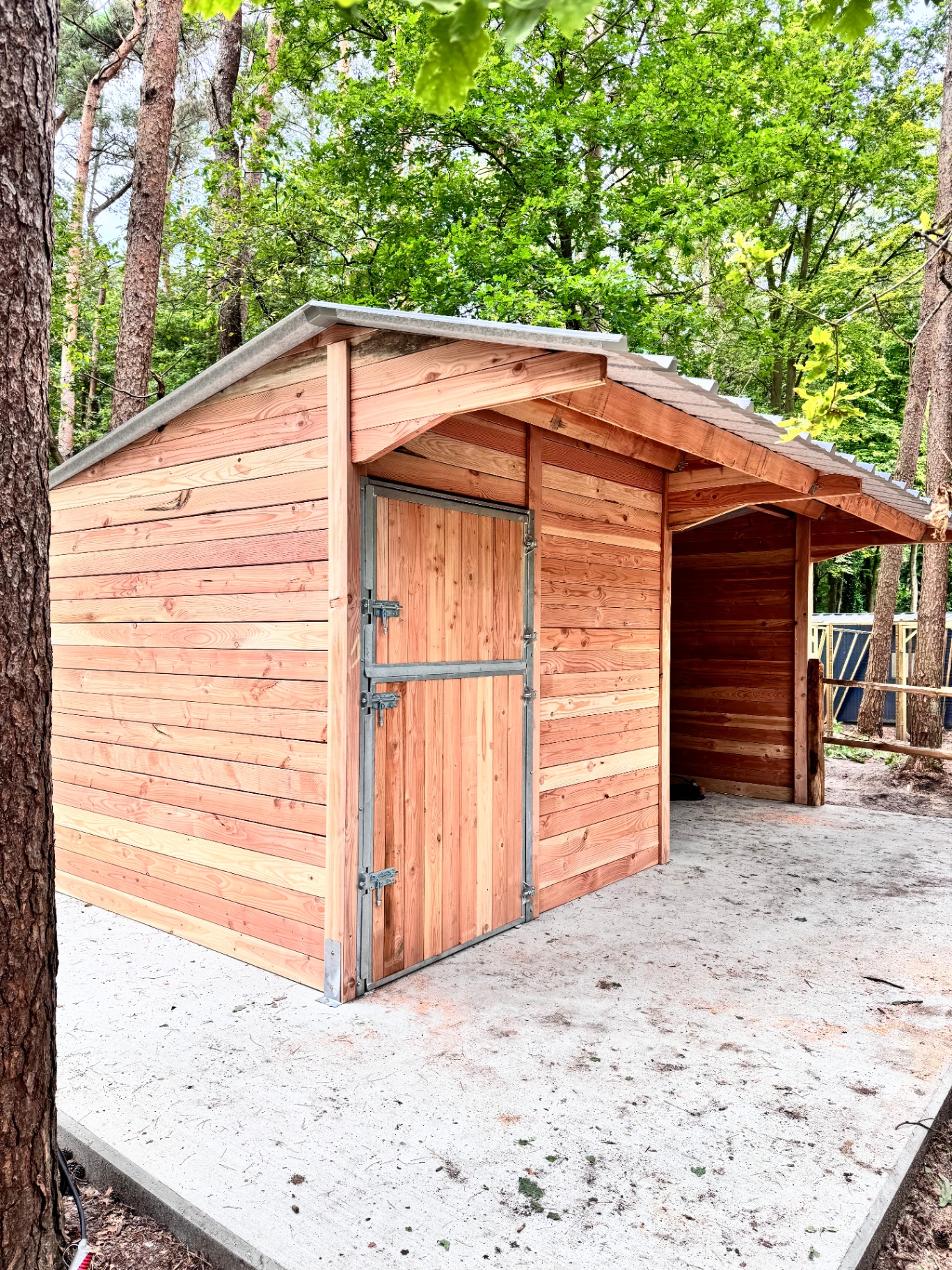 Afgesloten bergruimte met aangrenzende open schuilplaats