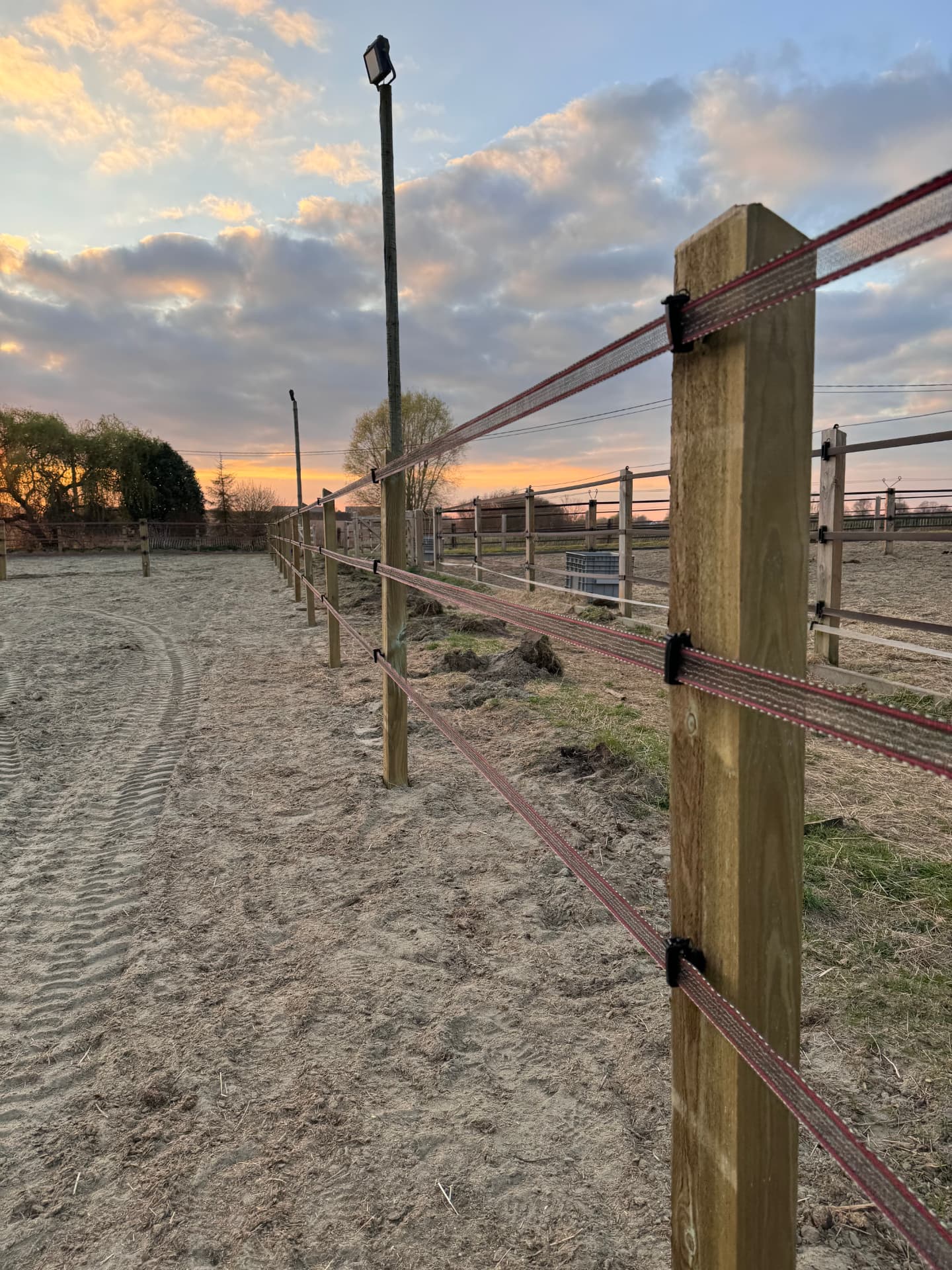 Elektrische afrastering rond een paardenweide